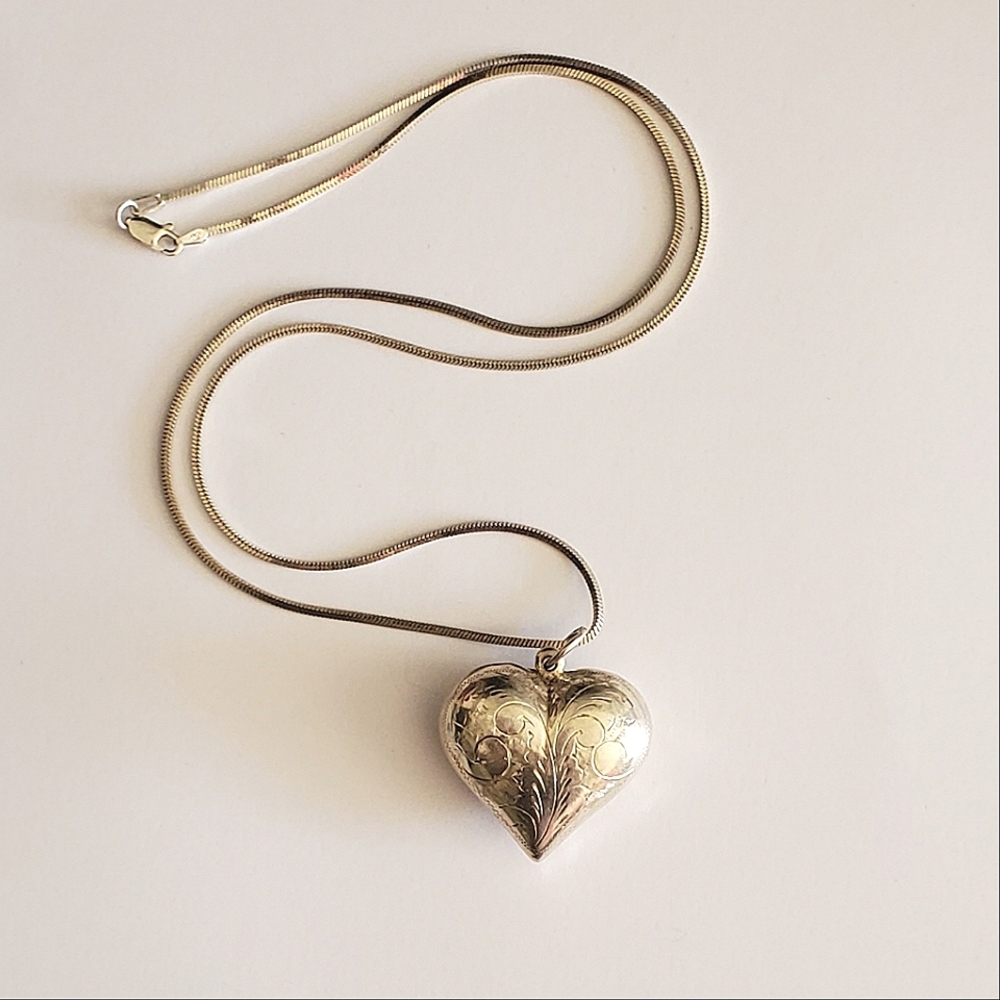 Pre-owned 925 24" Silver Chain & Etched Puffed Heart Pendant Necklace